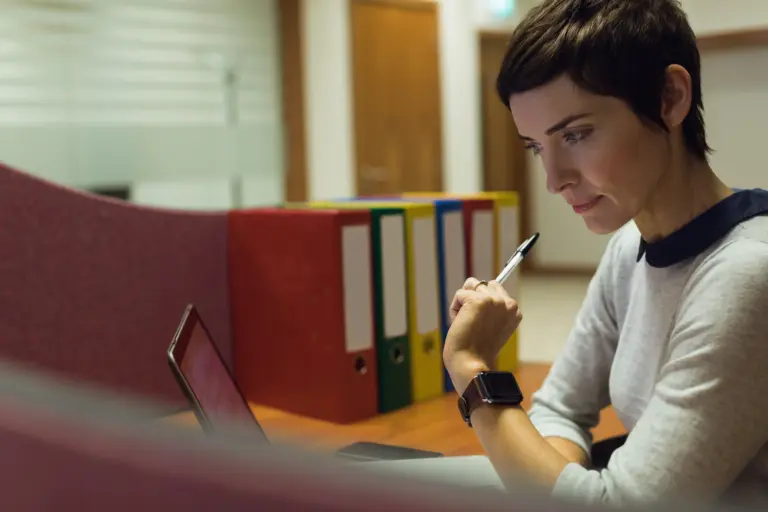 businesswoman-working-her-desk